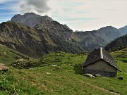 83 Scendendo dal Passo di Mezzeno (2044 m) sul sent. 215 alla conca di Mezzeno